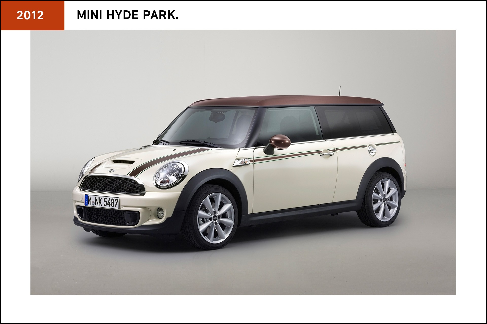 MINI Hyde Park, de 2012, na cor beje e listas castanhas e tejadilho castanho.